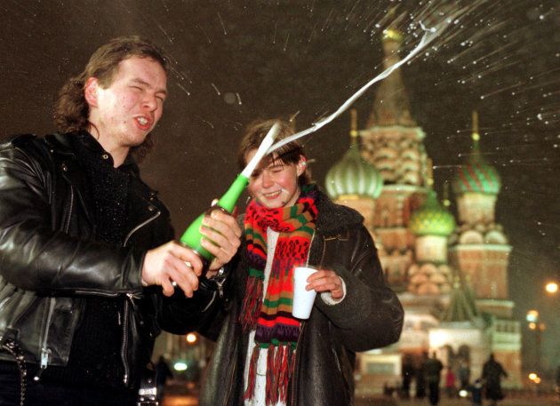 シャンパンを開けて大晦日を祝うロシア人の若者