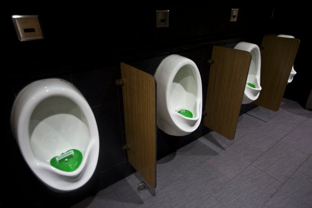 4歳の娘とパパが女子トイレに入る ネットで激しい議論に ハフポスト