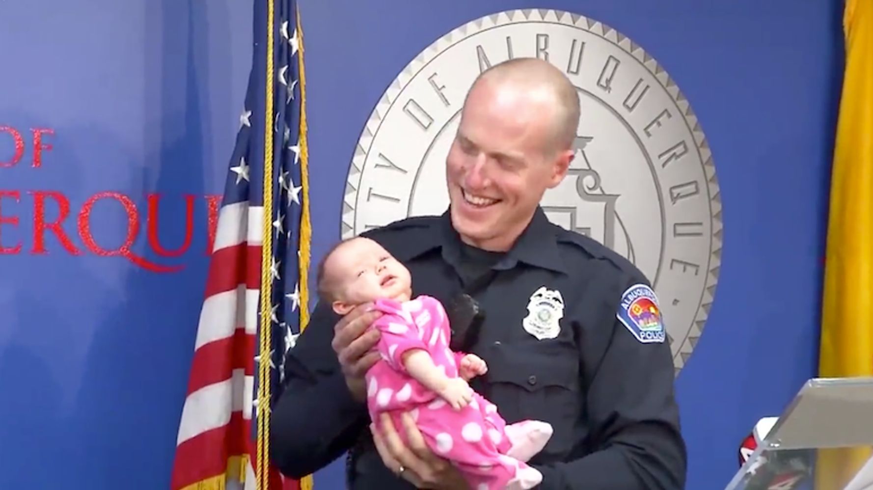 薬物中毒の女の赤ちゃんを 警官が養子に 助けたくても何もできないことが過去にたくさんあった ハフポスト