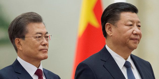 中国の習近平国家主席（右）と並ぶ文在寅・韓国大統領＝北京