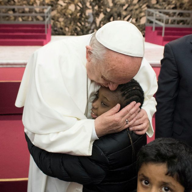 誕生日パーティーで子どもを抱きしめるローマ法王