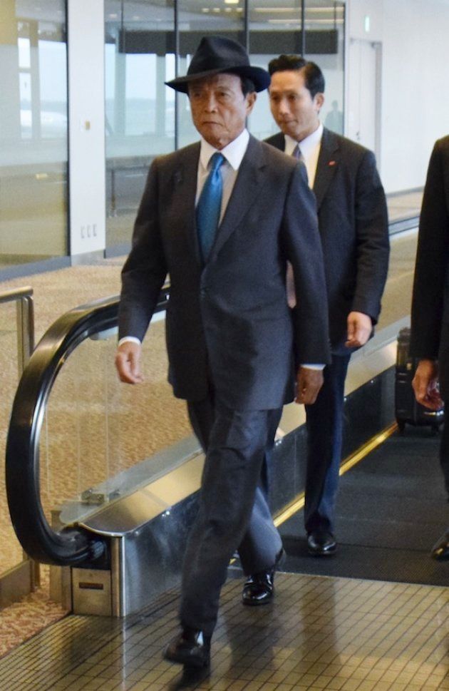 日米経済対話が開催されたワシントンから帰国した麻生太郎副総理兼財務相＝2017年10月18日撮影