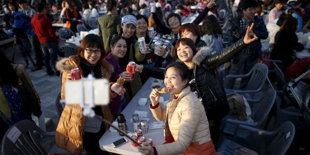 韓国・仁川でセルフィーを撮る中国人旅行客（2016年3月28日）