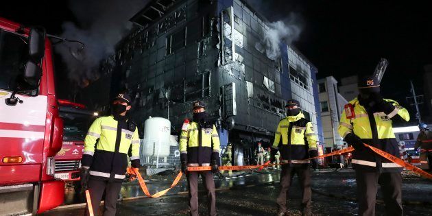 韓国中部・堤川の商業ビル火災現場。