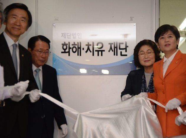 ソウルで「和解・癒やし財団」事務所の開所式に臨む韓国の尹炳世外相（左端）、財団の金兌玄理事長（右から２人目）ら（韓国・ソウル）＝2016年07月28日撮影