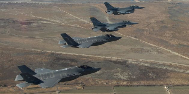 2017年12月にあったアメリカと韓国の合同軍事演習で、韓国上空を飛行するアメリカ軍機