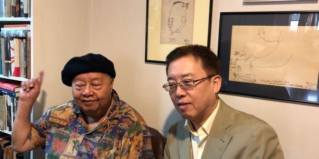 ショニル・ホセ氏（左）と柴田直治 ホセ氏の経営するマニラの書店Solidaridadで撮影。