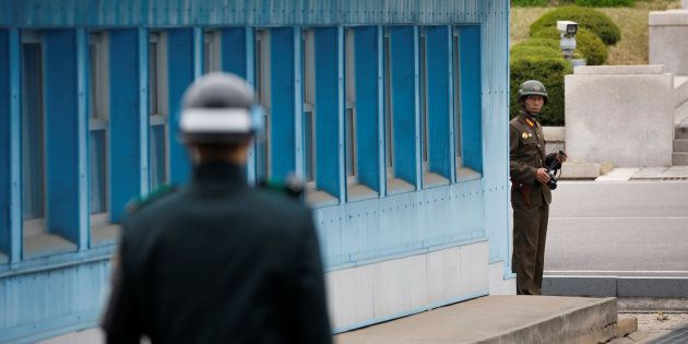 軍事境界線がある板門店の施設付近で、互いを監視し合う北朝鮮兵士（奥）と韓国軍兵士