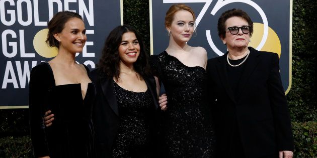 黒いドレス姿の女優ら。左からナタリー・ポートマン、アメリカ・フェレーラ、エマ・ストーン、元テニス選手のビリー・ジーン・キング＝1月7日、アメリカ・カリフォルニア州