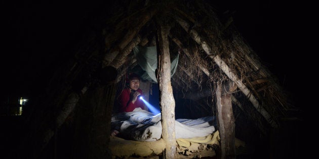 チャウパディで使用される小屋に入る女性