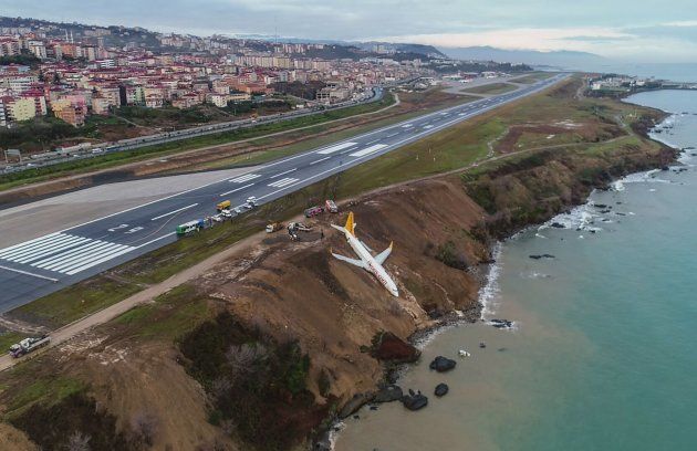 滑走路わきの急斜面で止まったペガサス空港の旅客機。着陸しようとした際、期待がスリップして滑走路を外れたという＝1月14日、トルコ北東部のトラブゾン空港