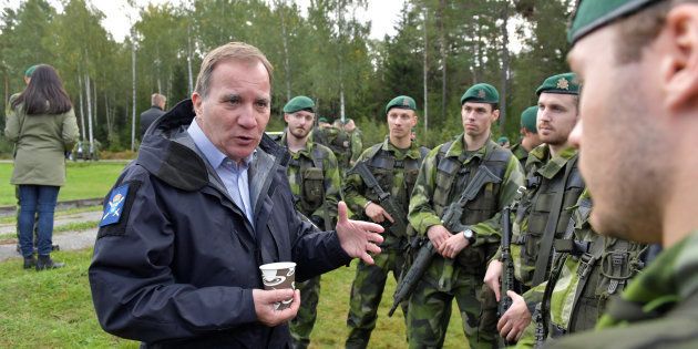 軍事演習中の兵士に面会するスウェーデン首相のステファン・ロベーン氏（2017年9月15日撮影）