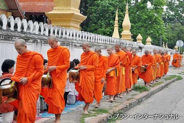 托鉢をする僧侶たち