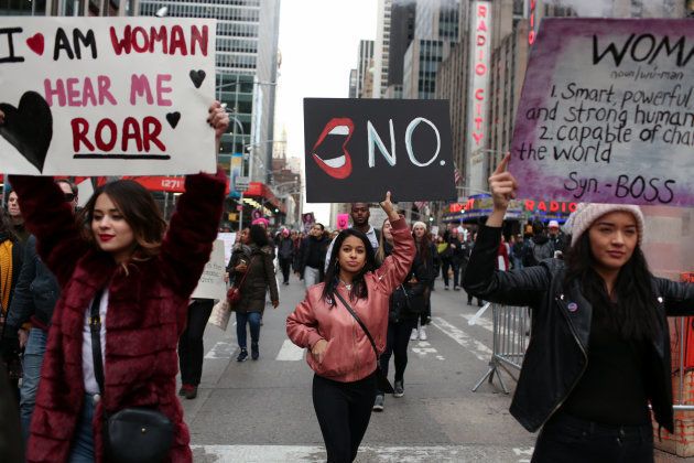 ニューヨークでデモに参加した女性