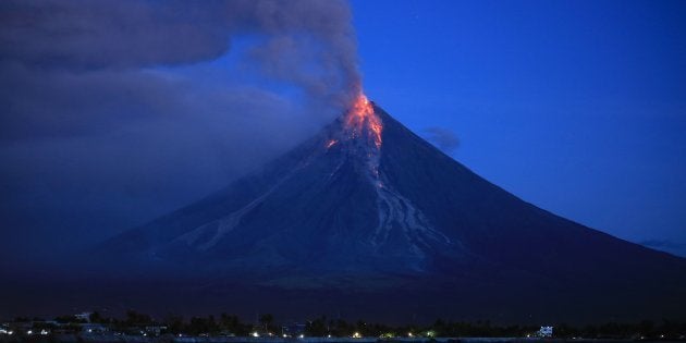 世界の中でも特に活動が活発なマヨン山 / AFP PHOTO / CHARISM SAYAT (Photo credit should read CHARISM SAYAT/AFP/Getty Images)