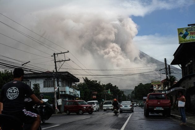 マヨン山 / AFP PHOTO / STR (Photo credit should read STR/AFP/Getty Images)