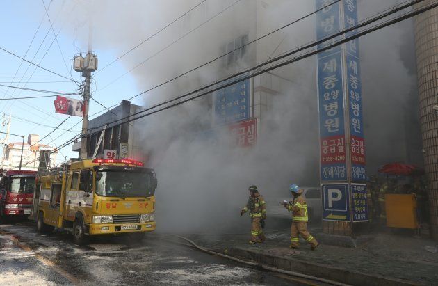 火災が起きた韓国南部・密陽の病院。（2018年01月26日）