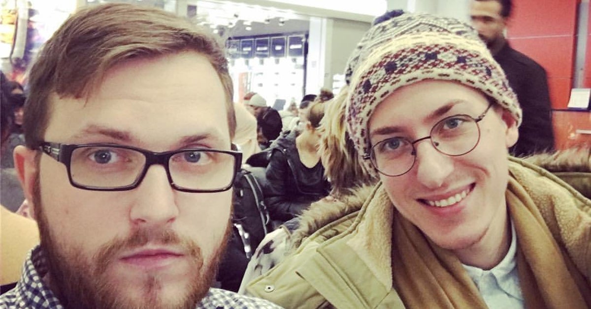 役所で認められたはずの結婚が取り消された ロシアのゲイカップル 警察の強引な介入を受け国外へ ハフポスト