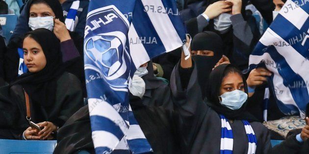 競技場でのサッカー観戦が許され、応援するチームの旗を振るサウジアラビアの女性ら＝2018年1月、リヤド