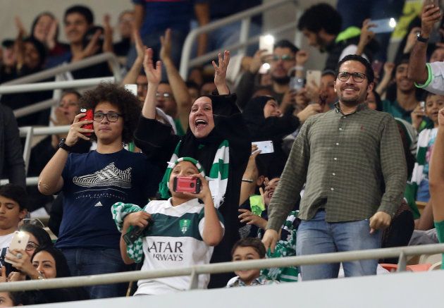 競技場でサッカーを観戦するサウジアラビアの女性ら。サウジアラビアではこれまで女性が競技場で観戦することは禁止されていた＝2018年1月12日、ジッダ