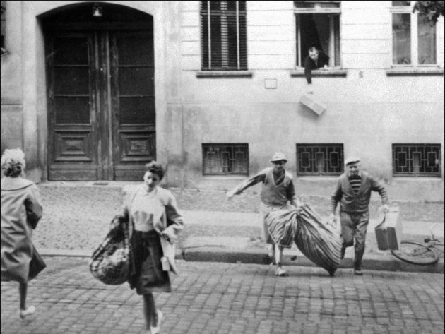市が二分化される前に東ベルリンの自宅から西側に逃亡する市民（ドイツ・ベルリン）撮影日：1961年08月01日