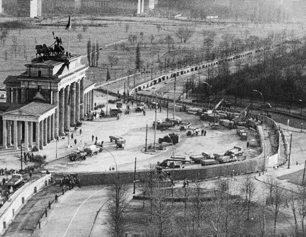 東ベルリン側にあるブランデンブルク門近くで、「ベルリンの壁」を強化する東ドイツの作業員ら（ドイツ・ベルリン） 撮影日：1973年07月