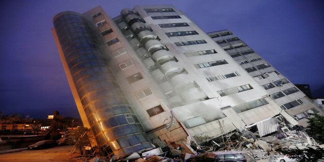 地震で倒壊したビル＝2月7日、花蓮市