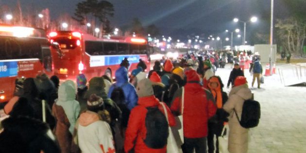 オリンピックスタジアムから、最寄り駅に向かうシャトルバスには長蛇の列ができた＝2月9日午後11時50分、韓国・平昌