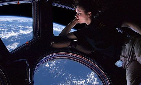 宇宙飛行士、 Cady ColemanがISSの窓際から地球を見下ろす（画像：NASA）