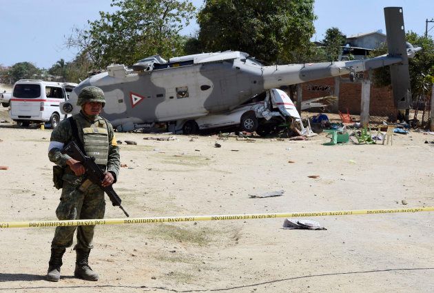 ヘリ墜落現場に警戒線を張って監視するメキシコ軍兵士