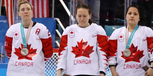 こんなメダルは、いらない。カナダのアイスホッケー選手は、表彰台で