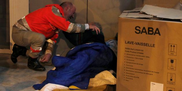 フランス赤十字社のボランティアが、ホームレスの男性に声をかける様子（撮影＝2016年12月6日）