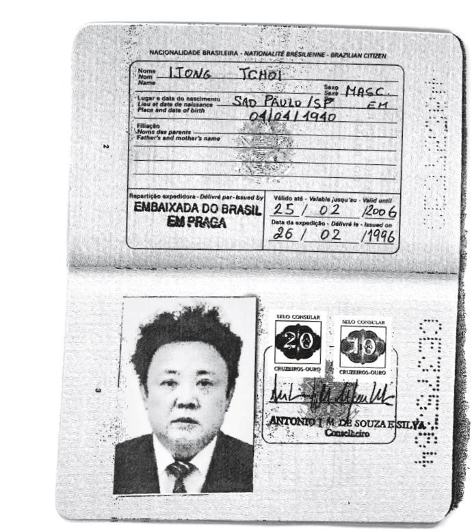 故・金正日氏に発行されたブラジルのパスポート。ロイターがコピーを入手。Handout via REUTERS