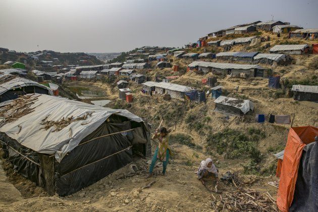 ロヒンギャの難民キャンプ。ビニールのシートで覆われた無数の仮設住宅が、山肌を切り開いた斜面に並ぶ＝2018年1月、バングラディシュ・コックスバザール