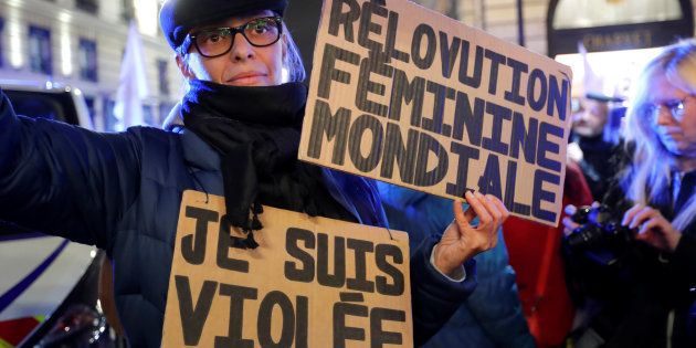 11歳女児を強姦した男性が無罪となった判決に抗議する人々＝2017年11月14日、パリ、フランス
