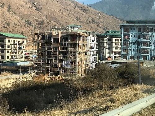 ●建築ラッシュの首都ティンプー郊外(筆者撮影)