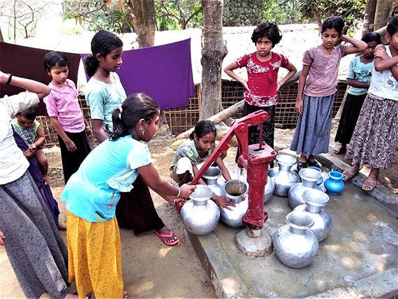 水汲みは子どもや女性が多く担っています（クトゥパロン避難民キャンプ、2018年3月7日）