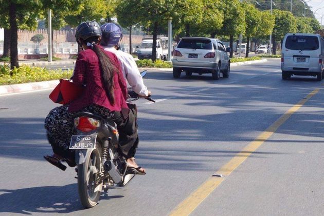 送迎バイクで登校 スラム街に住む少女の通学手段とは ハフポスト