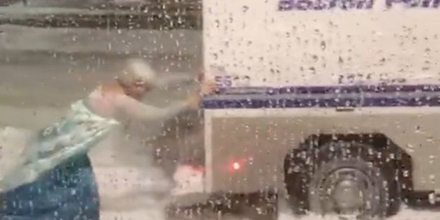 アナ雪 エルサのコスプレをした男性 大雪にはまった警察車輌を救出して感謝される ハフポスト