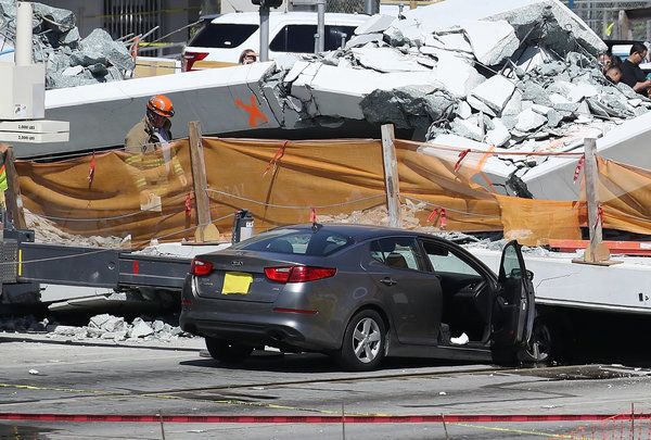 米フロリダで歩道橋が崩落 車や通行人が下敷きに 4人死亡 Snsに多くの現場映像 ハフポスト