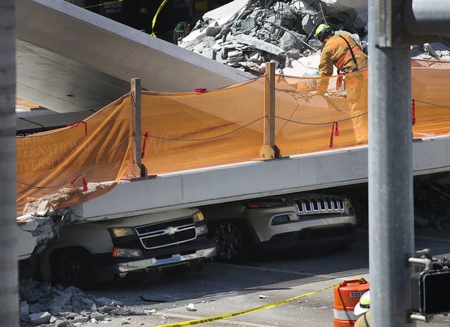 米フロリダで歩道橋が崩落 車や通行人が下敷きに 4人死亡 Snsに多くの現場映像 ハフポスト 米フロリダで歩道橋が崩落 車や通行人が下敷きに 4人死亡 Snsに多くの現場映像 ハフポスト