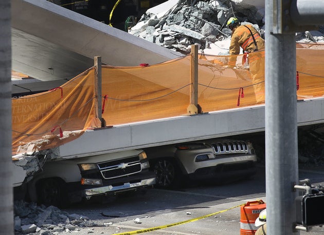 米フロリダで歩道橋が崩落 車や通行人が下敷きに 4人死亡 Snsに多くの現場映像 ハフポスト