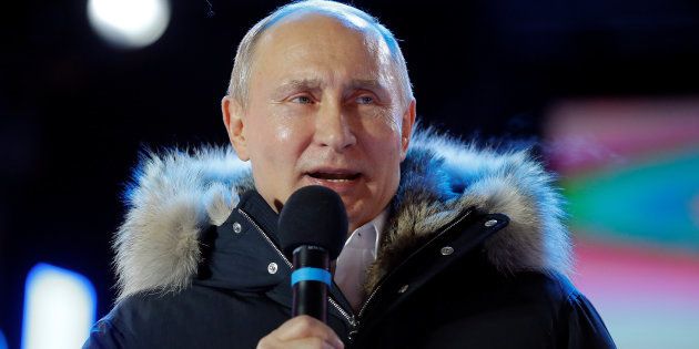 支持者の前でロシア大統領選の勝利宣言をするプーチン氏＝3月18日、モスクワ