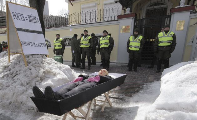 ウクライナ東部のハリコフにあるロシア領事館前には、棺桶に入ったプーチン大統領人形が置かれた