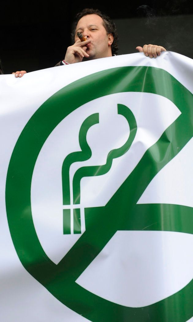 2011年の新しい禁煙法が施行後、新法に反対する運動に参加する男性＝2011年3月、スペイン