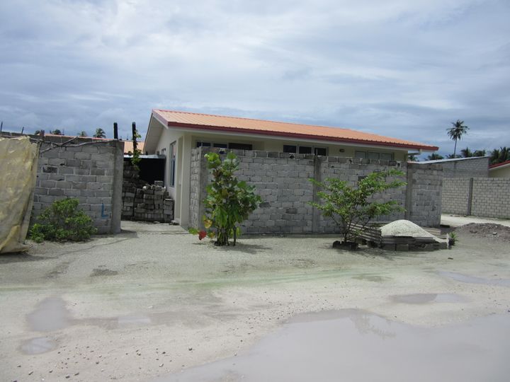 ラーム環礁の小さな島から他島に移住を余儀なくされた人々の暮らす住宅