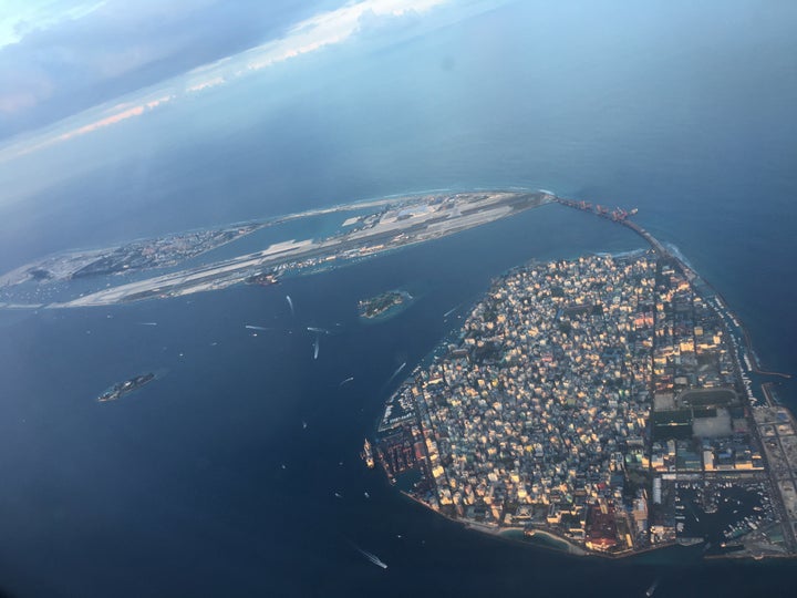 手前から首都マレ、空港島、フルマレ島。フルマレの埋め立てがさらに進むのがわかる。モルディブの一人あたりの総所得は1万ドルを超えた 