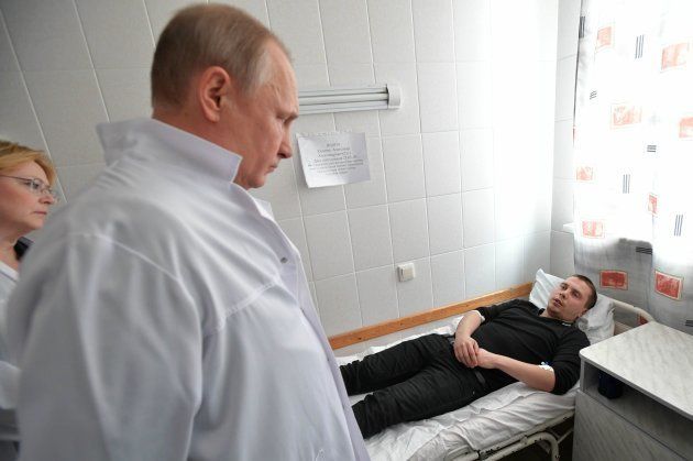病院を訪問し、負傷者と面会するプーチン大統領。