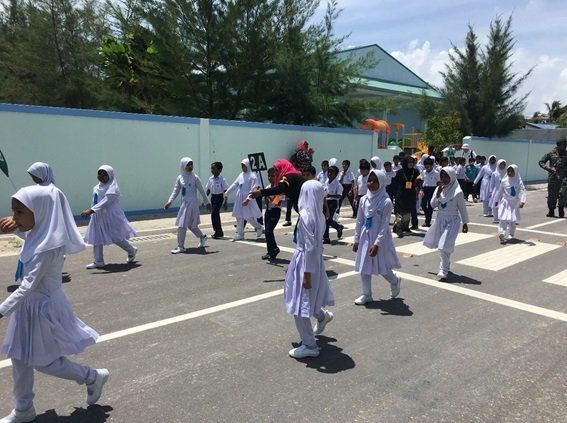 2017年9月ガーフ·アリフ環礁での第一回目の津波避難訓練で避難する小学生たち