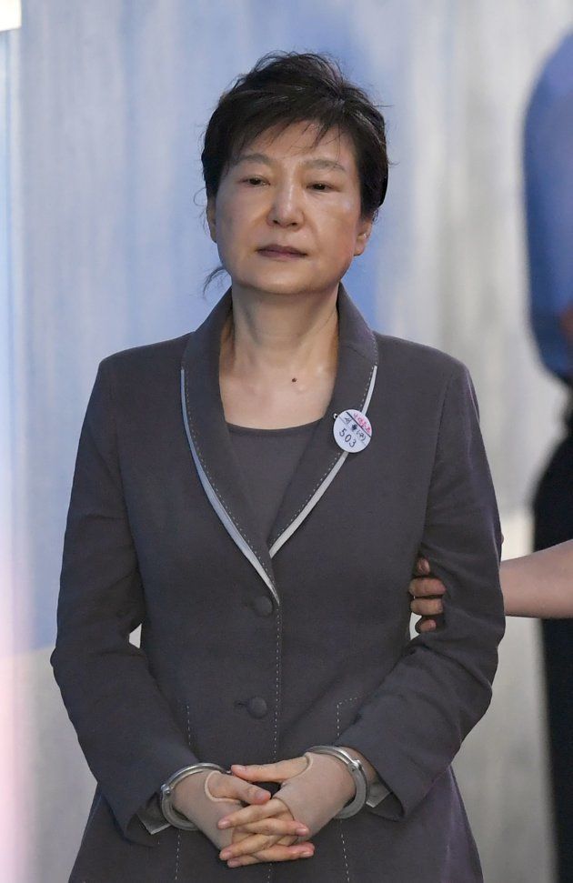2017年8月、連行される朴槿恵前韓国大統領（ソウル中央地方裁判所）